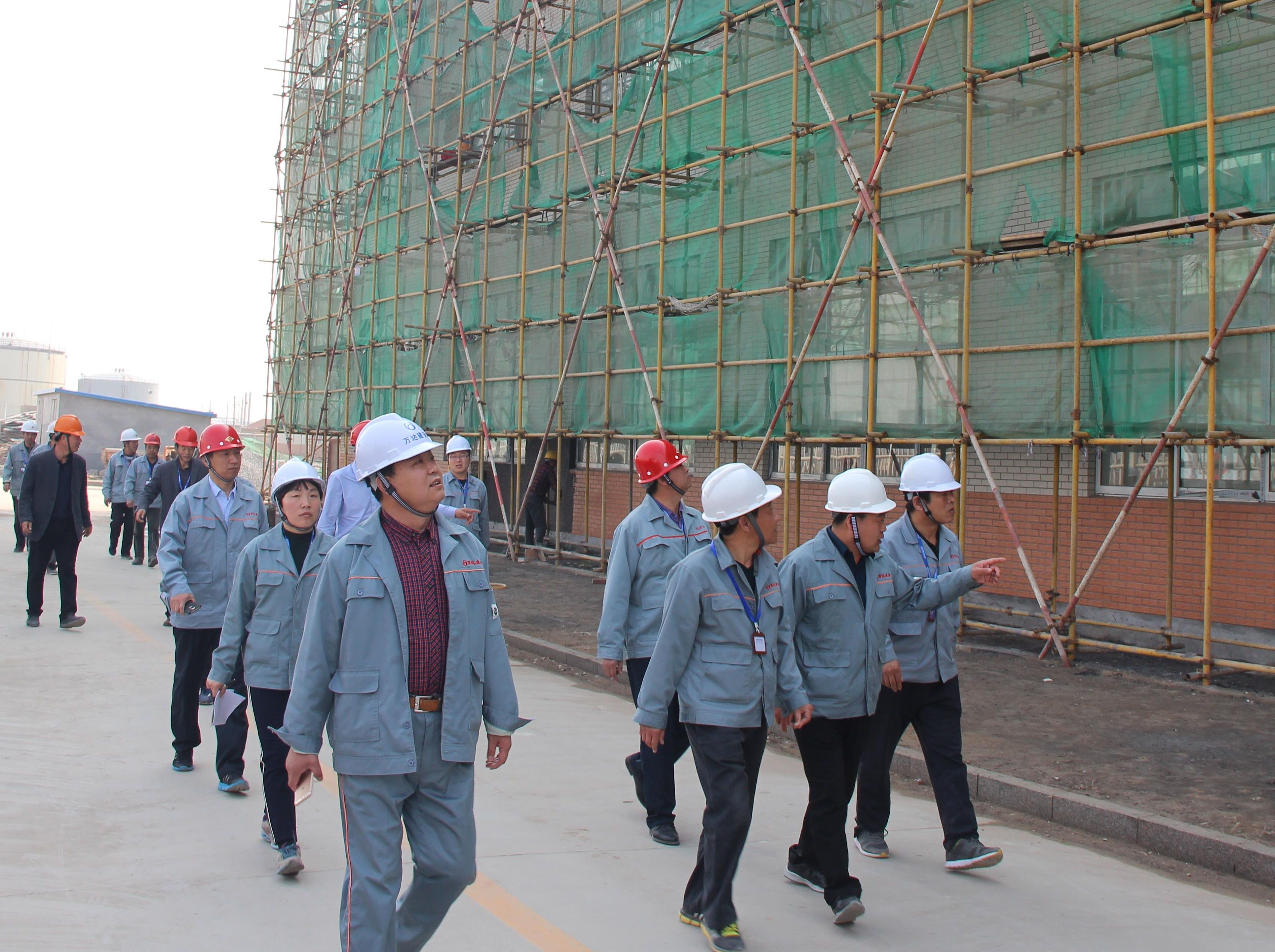 建設集團中層以上干部對工地進行全面檢查